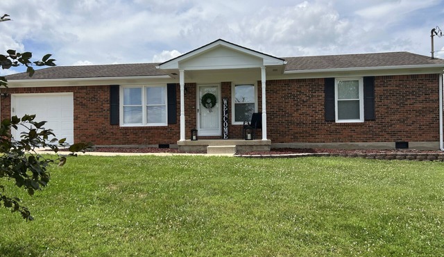 Cozy 3 bedroom in country , close to town