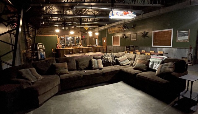 Cozy 3-bedroom lodge in quaint Streeter with WiFi, AC. Excellent for big groups!
