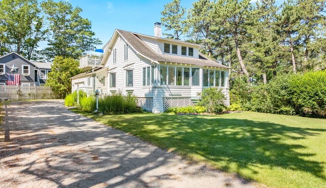 Cozy 3 BR Cottage On Hills Beach