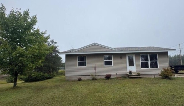 Cozy 3bedroom pet friendly home in peaceful Marquette perfect for relaxing stays