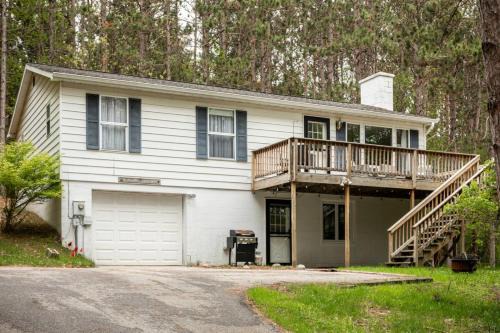 Cozy 3BR Grill Yard Games Walk to Downtown Lake MI