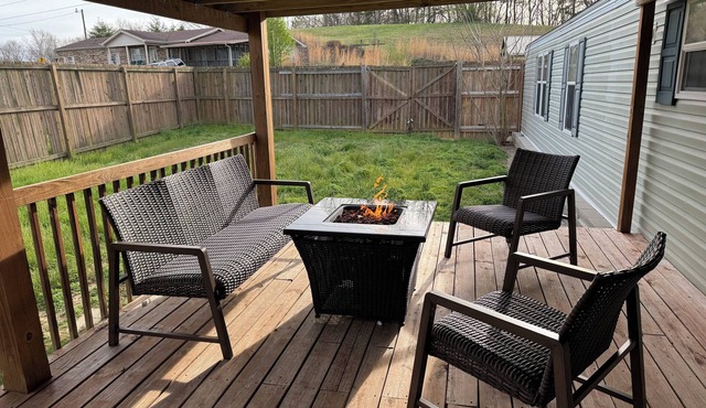 Cozy, 4 bdrm home VERY near Lake Cumberland! Pet friendly. EXTRA lot for parking