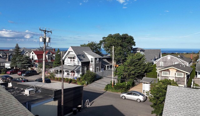 Cozy 4-bedroom condo in perfect Oak Bluffs with AC, on Circuit Ave, WiFi!