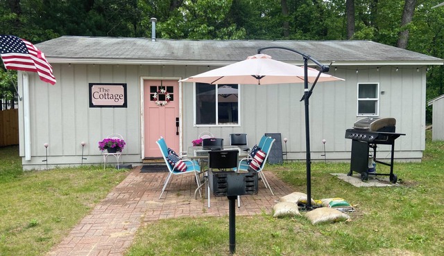 Cozy 4-bedroom Cottage on Long Lake for relaxing stays