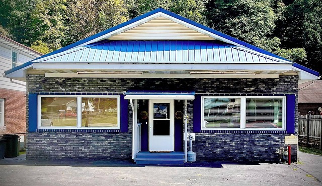 Cozy 4-bedroom house in Man w WiFi, arcade game, and extra parking. Near trails.