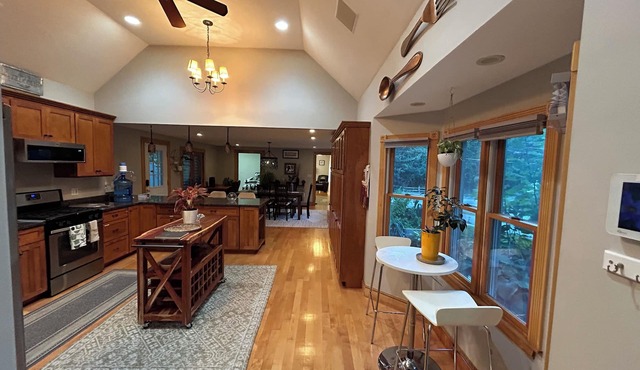 Cozy 4-bedroom house in superb Woburn with WiFi, AC - 16 mins to Boston
