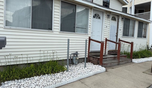 Cozy 4 bedroom unit, 5 min walk from the beach and boardwalk!