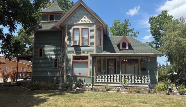 Cozy 4-bedroom Victorian cottage in peaceful Belleville with AC