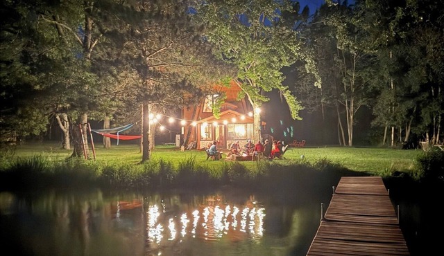 Cozy 4BR Lake front Cabin on Big McKenzie w/Boathouse Bar, 2 Docks & Fire Pit