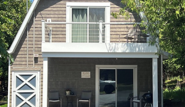 Cozy affordable cottage near shopping, restaurants and trail access!
