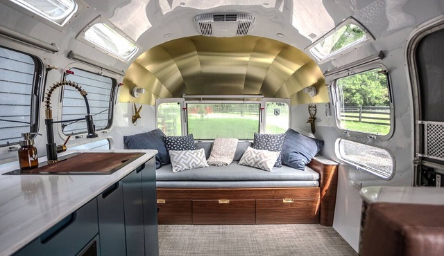 Cozy Airstream FarmStay in serene Crestwood with WiFi, AC