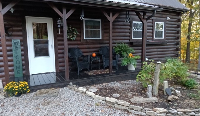 Cozy Amish built cabin in Adams County Ohio, relax and watch the buggies go by.
