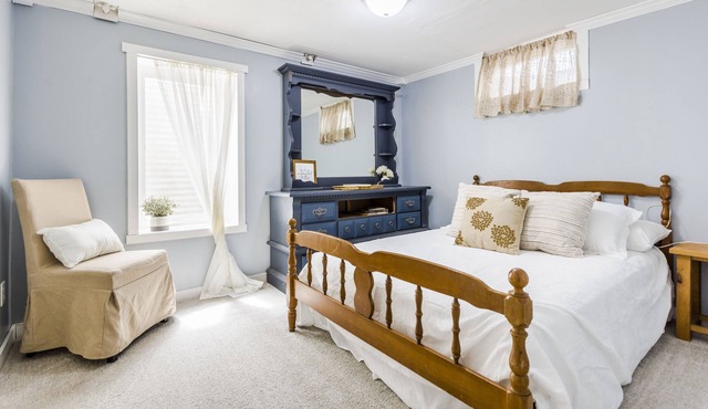 Cozy and cute! Quick access to Manhattan Amenities