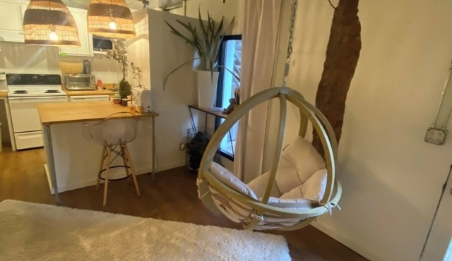 Cozy apartment in charming Mt Adams, Cincinnati with WiFi, AC