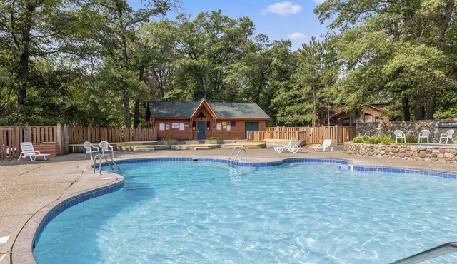 Cozy Apartment w/Lake Access + Pool & Trails