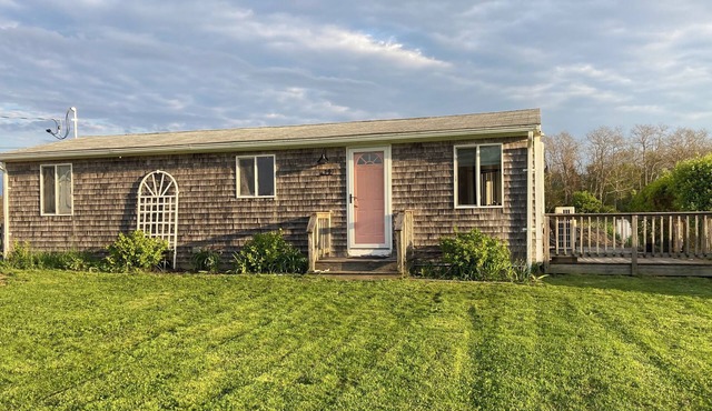 Cozy Artist's Cottage by the Sea