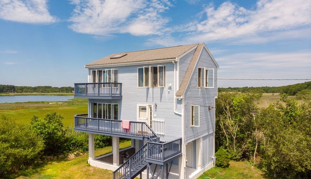 Cozy Beach House with 270° Spectacular Views