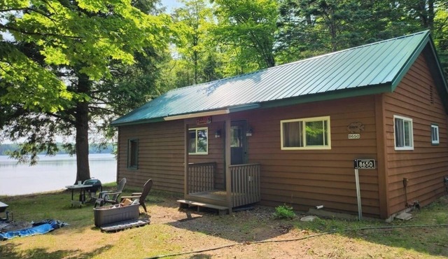 Cozy beachfront 3-bedroom cabin on over 700 acre Amber Lake, WiFi, AC