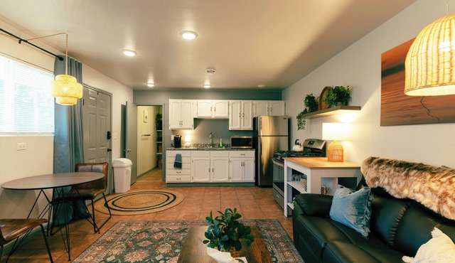 COZY, BEAUTIFUL APARTMENT AT AVANTI COVE