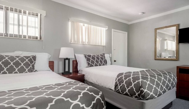 Cozy Browntown Room for 4: Wi-fi & Free Parking
