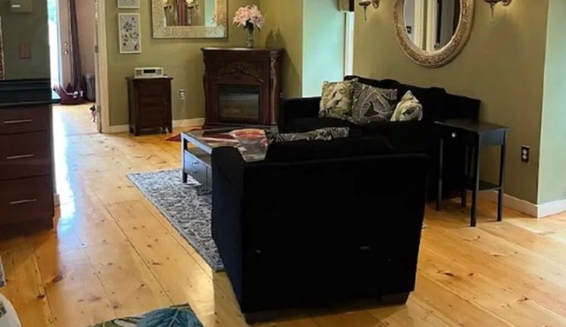 Cozy bungalow with WiFi, AC, and swimming pool access in peaceful Eliot, ME