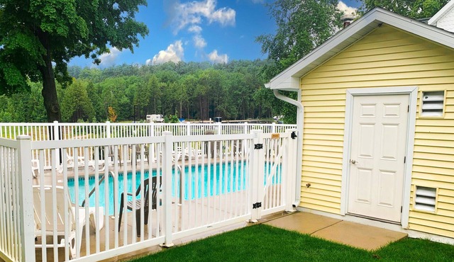 Cozy Cabin! Amazing Location in Fish Creek! Pool!