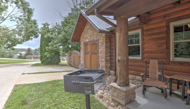 Cozy Cabin Getaway with Fireplace, Kitchen, Jacuzzi Tub - Sleeps 2