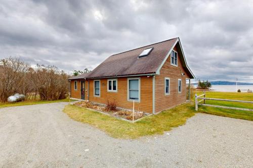 Cozy cabin in spectacular lakefront location with great views - dog-friendly