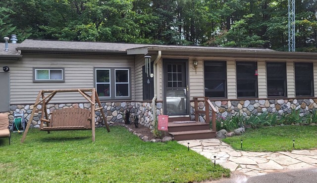 Cozy cabin outside of Land 'O Lakes -on snowmobile/UTV trail near Cisco Chain