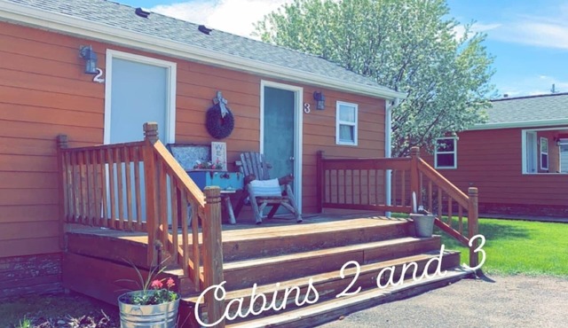 Cozy cabin. Sleeps 2-4. Includes kitchenette, Wi-Fi and an outdoor space.