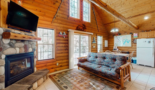 Cozy cabin w/fireplace, whirlpool tub, access to private dock, & fire pit
