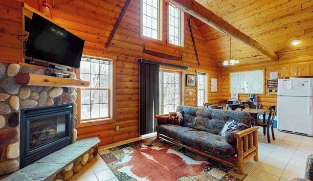 Cozy cabin w/fireplace, whirlpool tub, access to private dock, & fire pit