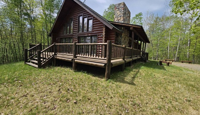 Cozy cabin with level frontage on Big Sissabagama