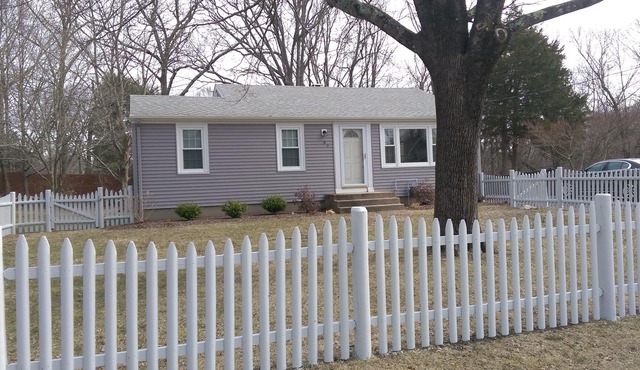 Cozy, Centrally Located East Greenwich Cottage