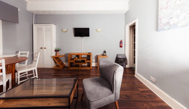 Cozy City Centre 1 Bedroom Apt by the Meadows! 8