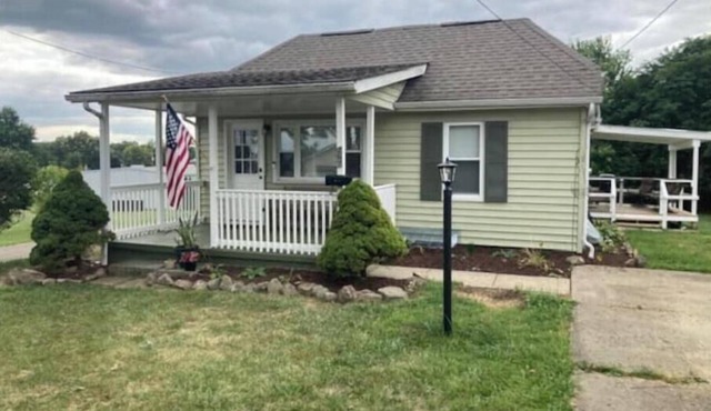 Cozy city cottage, one floor, covered porches, quiet neighborhood