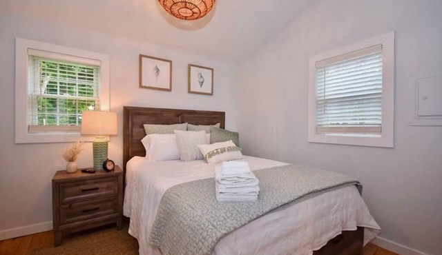 Cozy coastal cottage in Padanaram Village