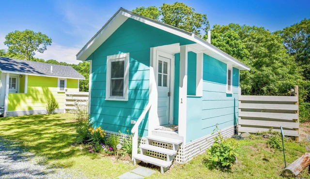 Cozy Colorful Cottage Perfect for 2!