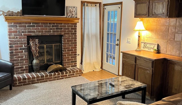 Cozy condo close to everything in Kansas City! You’ll love KC in the fall!