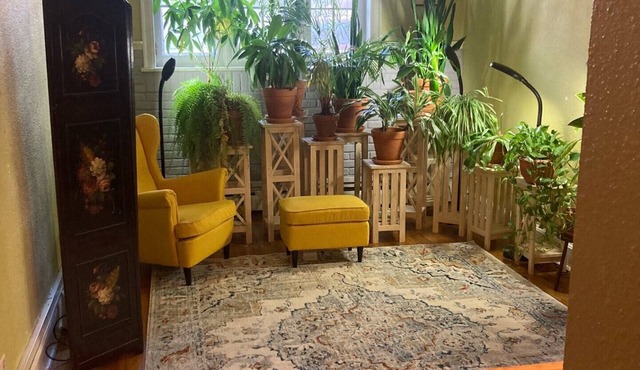 Cozy condo in the heart of Minneapolis. Historical brownstone and charming area.