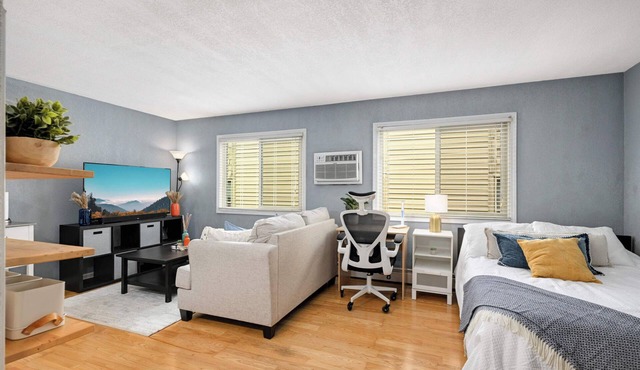 Cozy Condo in Vibrant Location!