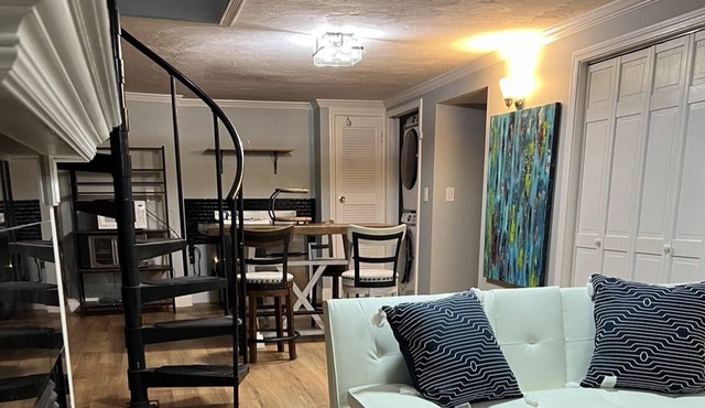 Cozy Condo w/ Housekeeping Service