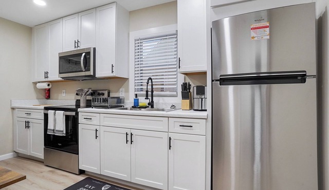 Cozy contemporary 3-bedroom Heights house with WiFi and AC in Akron