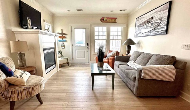 Cozy, convenient poolside by canal and beach .9 m Downtown shops and eateries