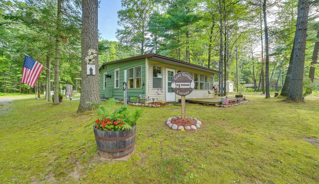 'Cozy Corner Cottage' Near East Twin Lake!