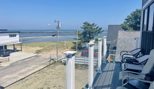 Cozy Costal Cottage ~ Prime Location ~ Just Seconds from Hills Beach!