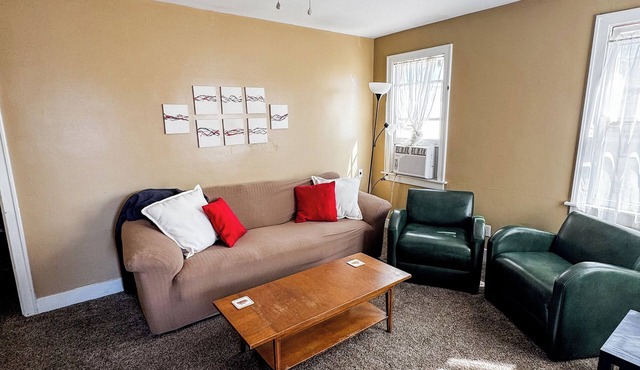 Cozy Cottage 2-Bedroom w/Free Parking