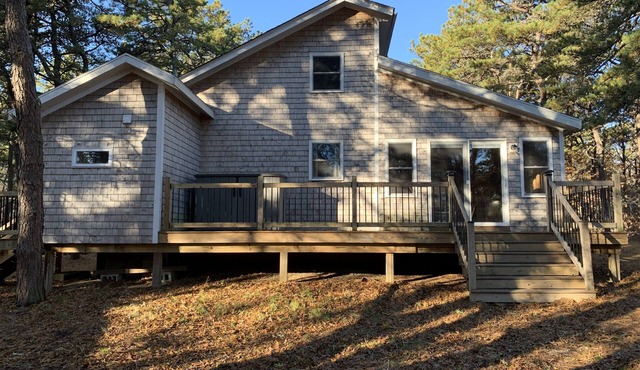 Cozy cottage 3/4 mile from Oak Bluffs harbor