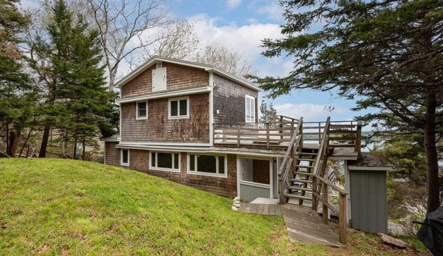 Cozy Cottage and Bunkhouse right at the Water`s Edge