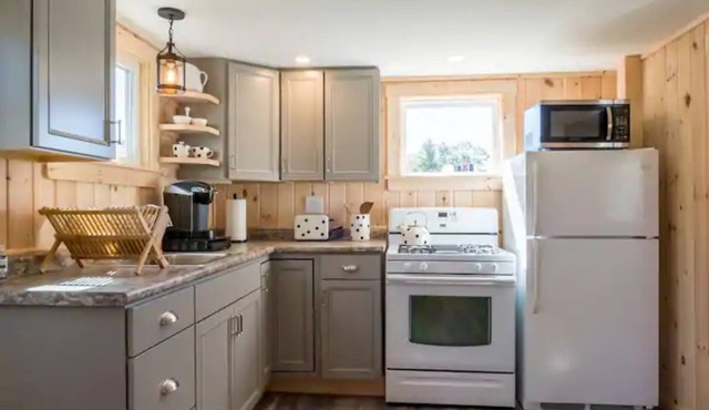 Cozy Cottage in the heart of Freeport - 5 minute walk to outlets